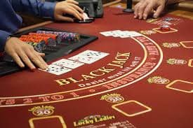 Tampilan live casino dengan meja blackjack dan roulette